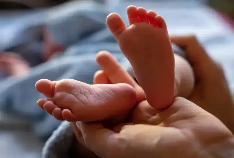 Conoce qué es la baja por maternidad y paternidad y cómo gestionarla en tu empresa