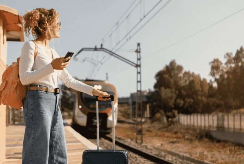 Cómo solicitar los descuentos para jóvenes para viajar en transporte público este verano