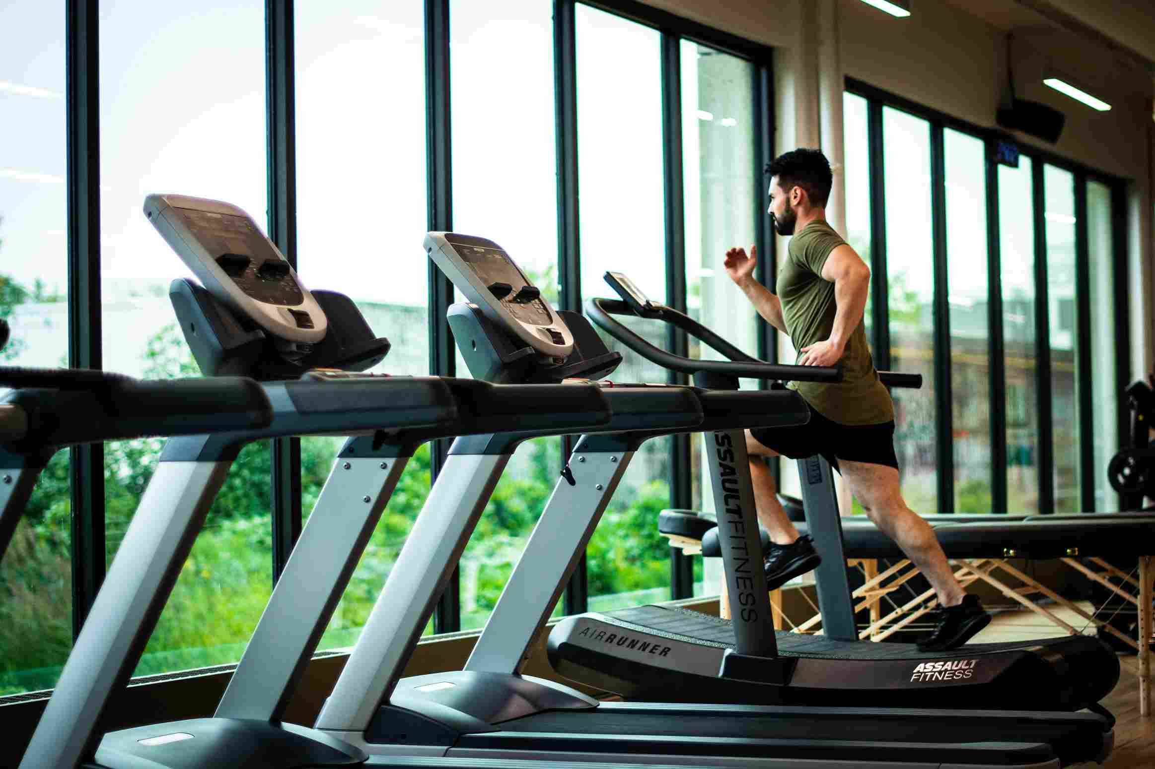 5 beneficios de hacer ejercicio en un gimnasio