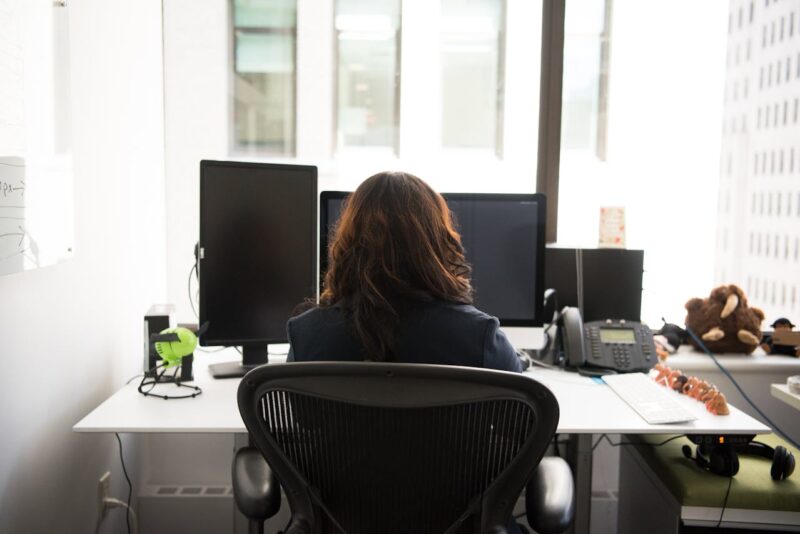 Cómo identificar y prevenir los riesgos laborales en la oficina