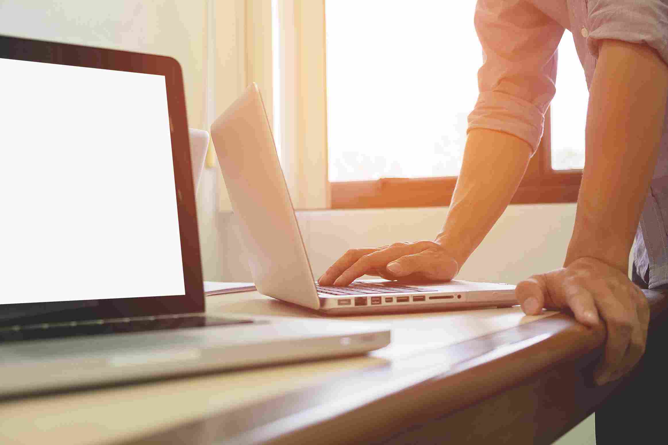 Hombre con computadora del trabajo