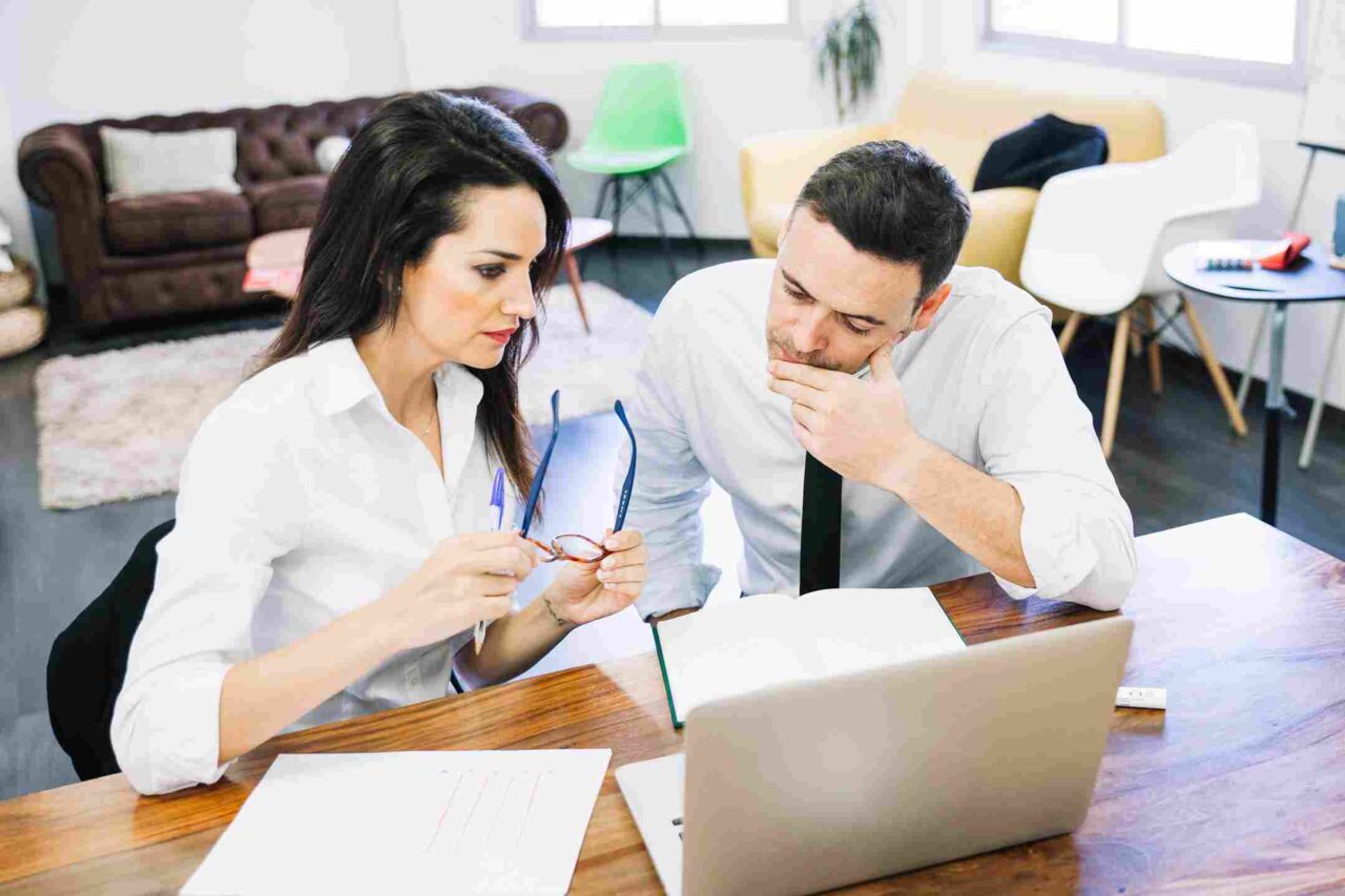 Un hombre y una mujer en una oficina en el contexto de consejos para conseguir trabajo.