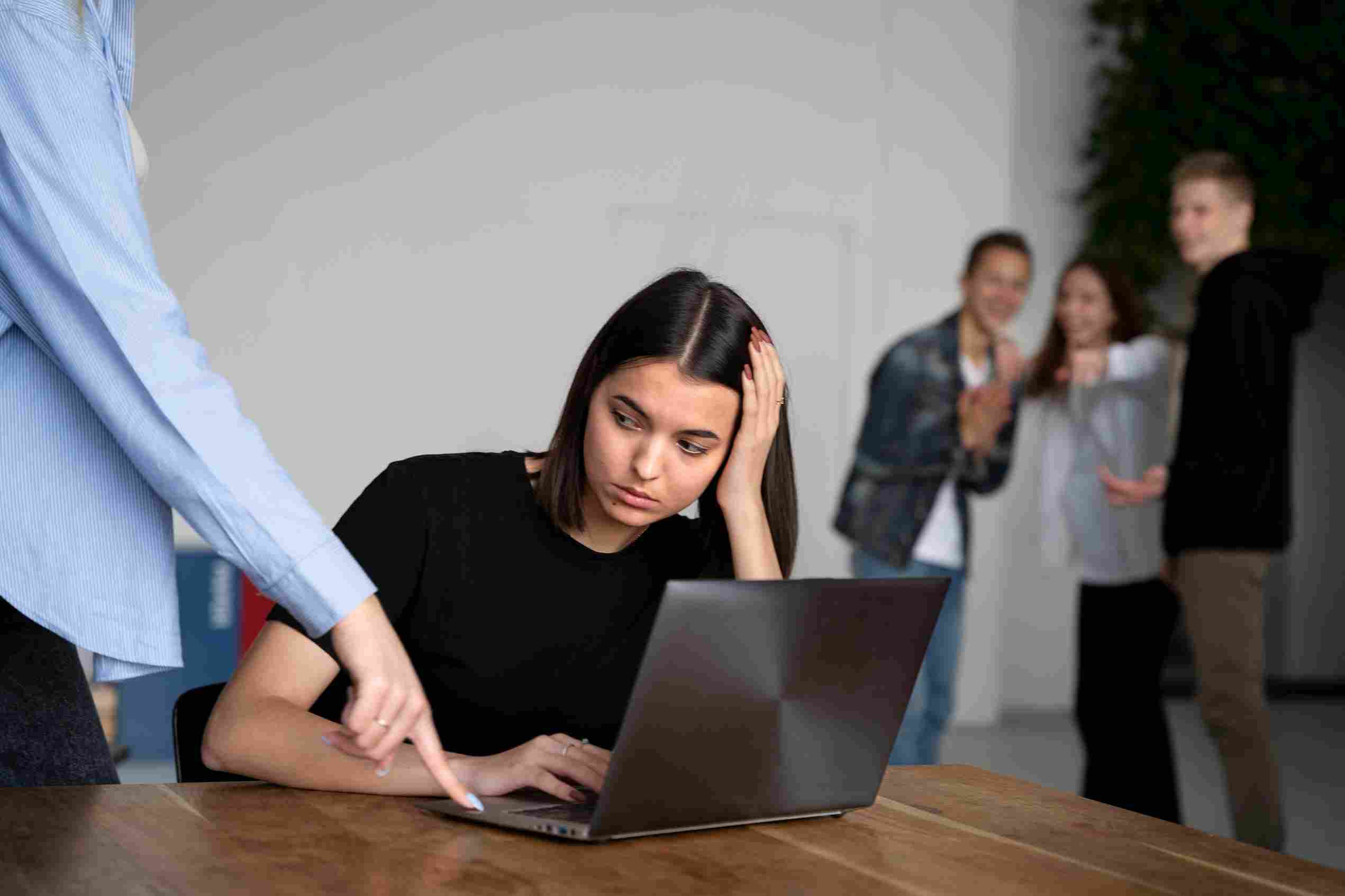 Imagen: la renuncia silenciosa se da por diversos factores, entre ellos la desmotivación. Crédito: Freepik