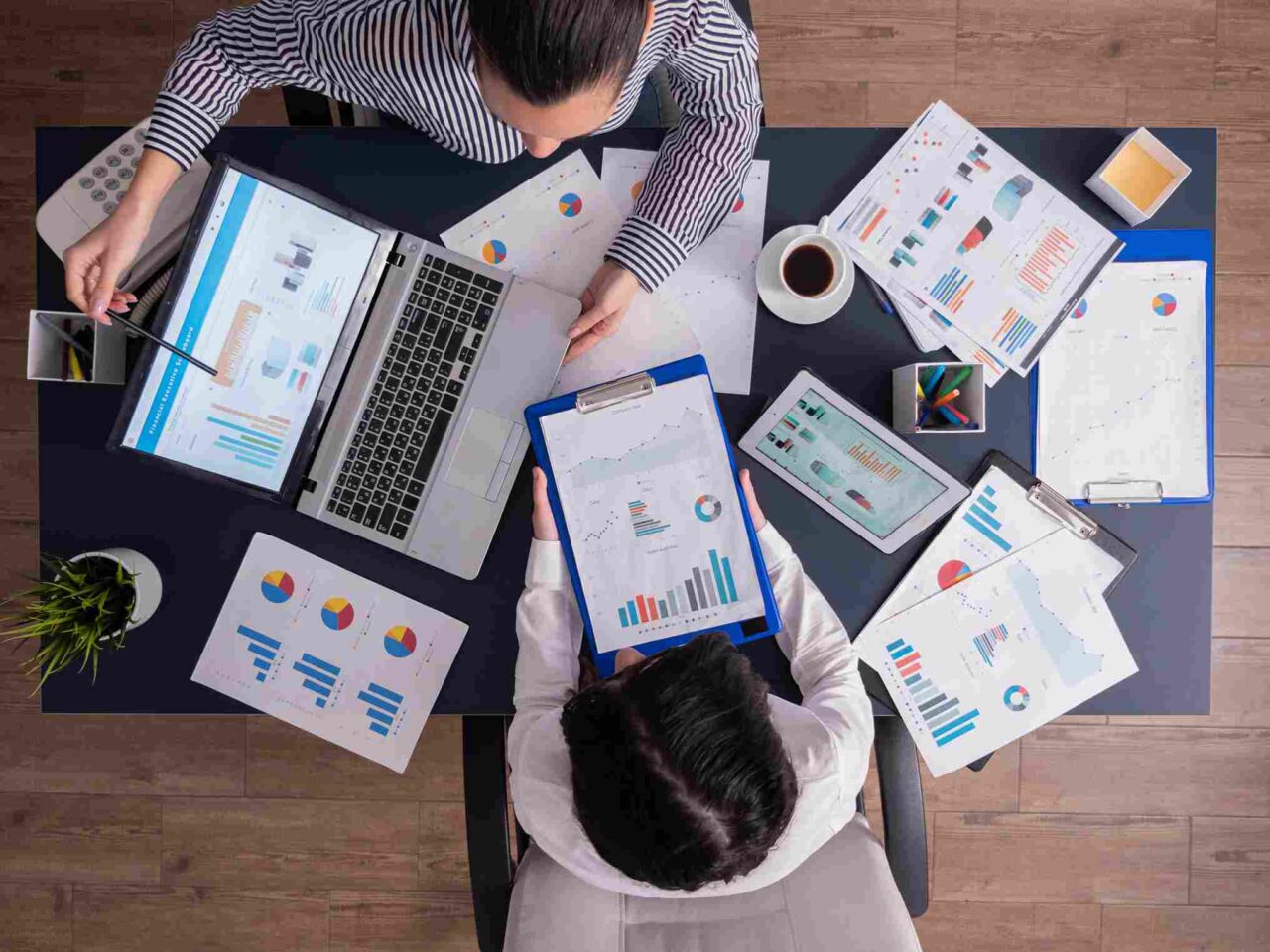 Imagen: las empresas tradicionales pueden adaptarse y aprender de lo bueno de las startups. Crédito: Freepik