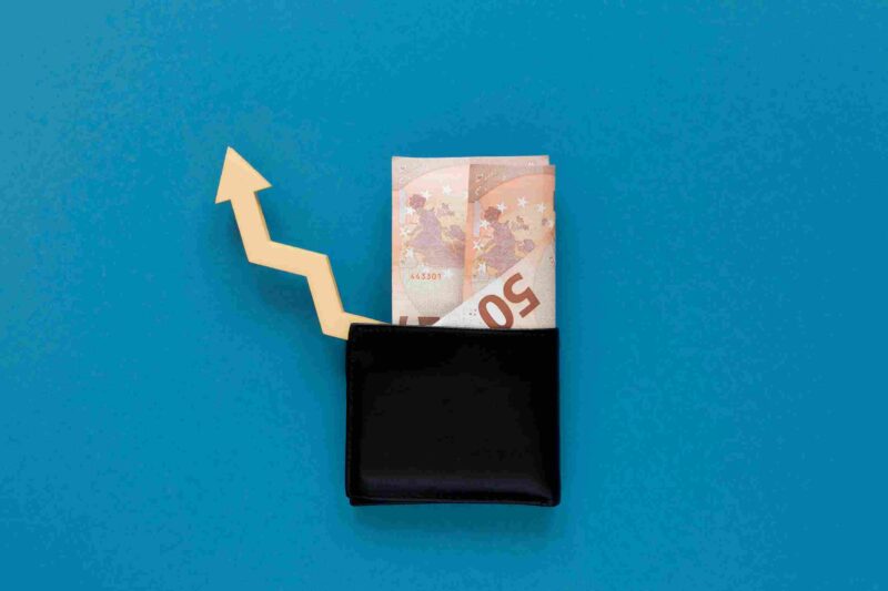 Vales de despensa vs. aumento salarial: ¿Qué conviene más para la empresa y los empleados?
