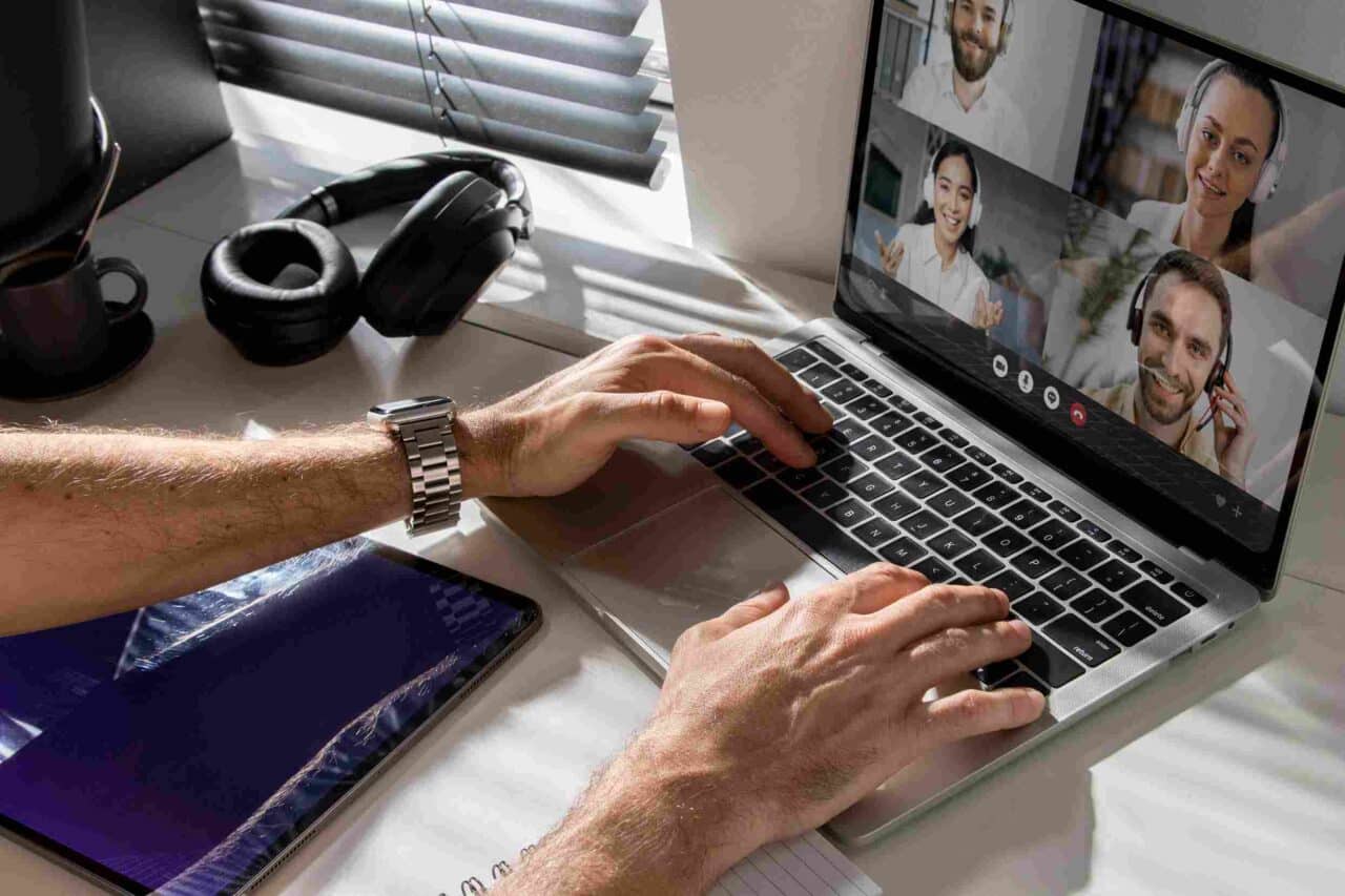 Imagen: las videollamadas en el trabajo tienen sus ventajas, pero igual sus límites. Crédito: Freepik