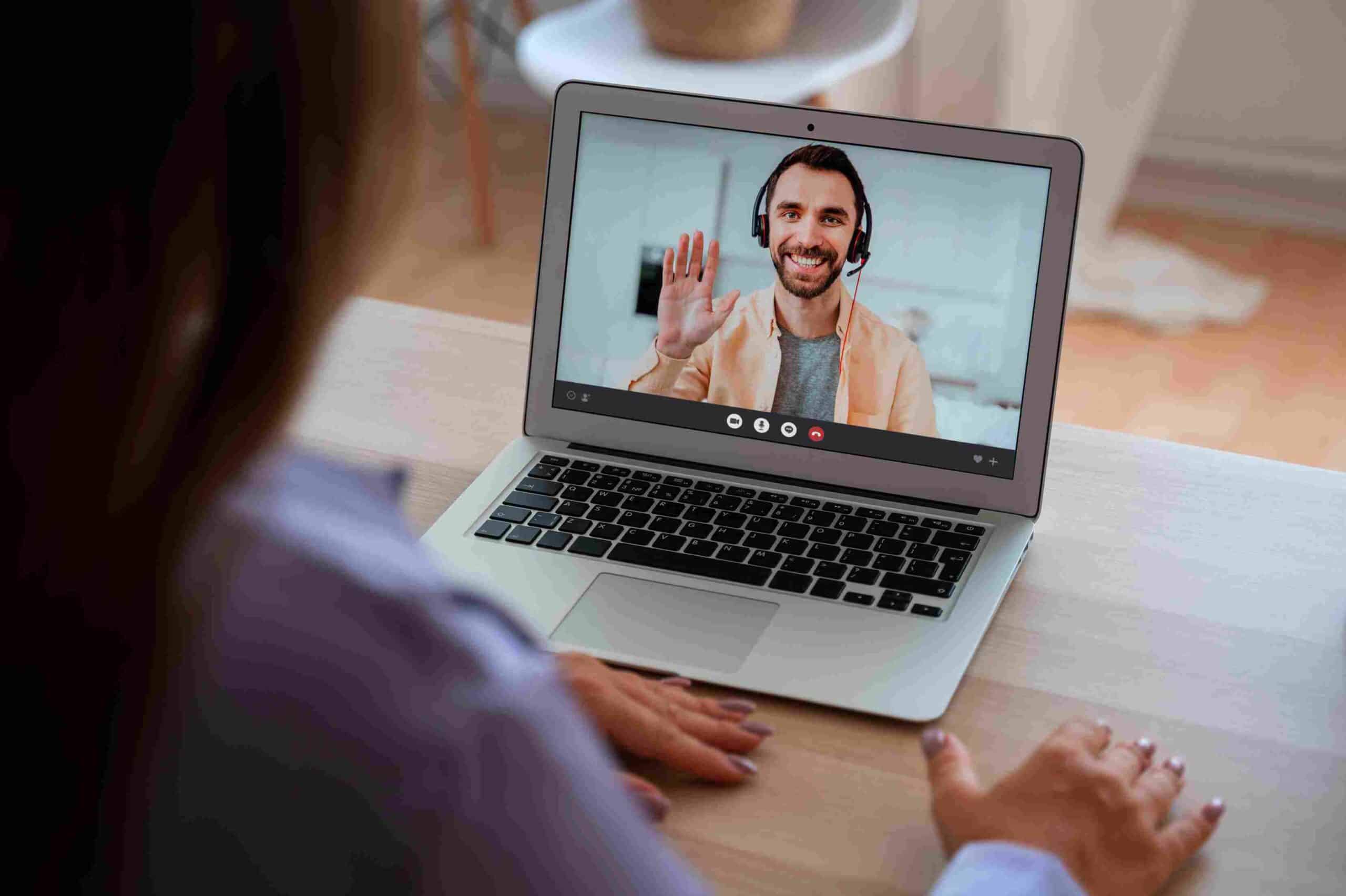 Imagen: las videollamadas en el trabajo tienen sus ventajas, pero igual sus límites. Crédito: Freepik